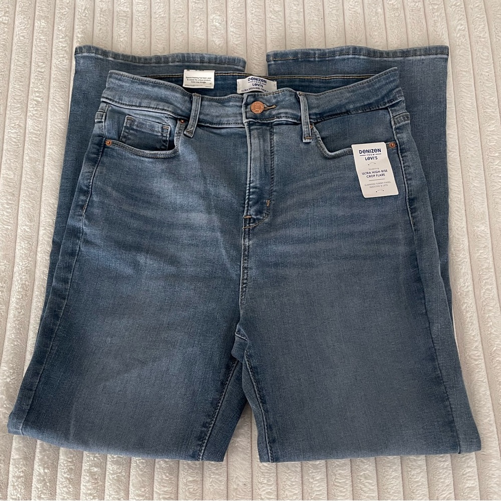 Denizen from Levi’s Ultra High-Rise Crop Flare Jeans - Picture 4 of 6